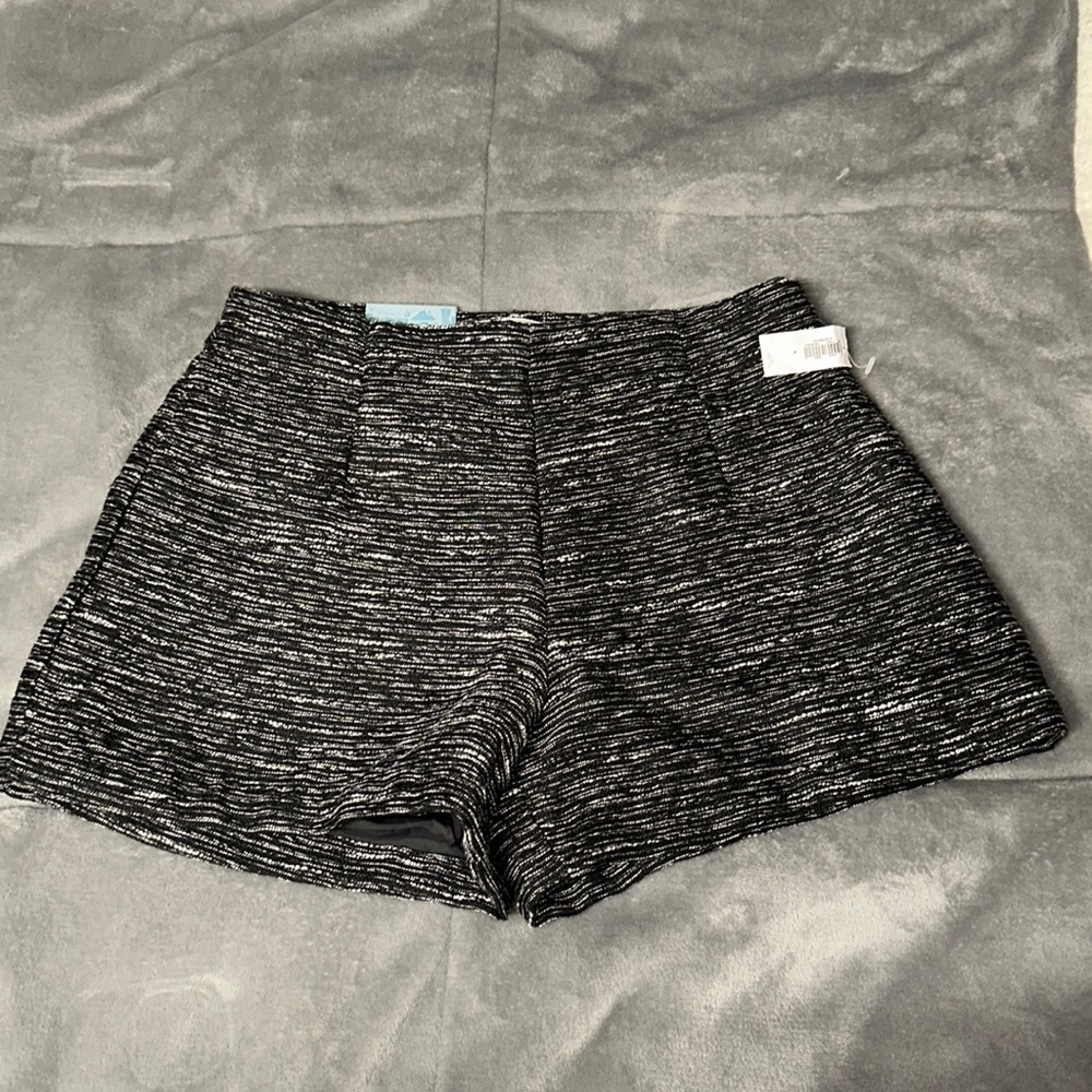 Old Navy lined shorts size 4 NWT. With side‎ zipper. Lined.